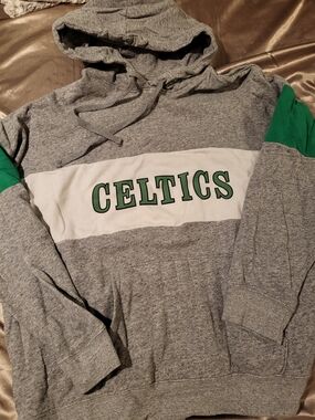 American Eagle Outfitters Gray & Green Celtics Pullover Hoodie